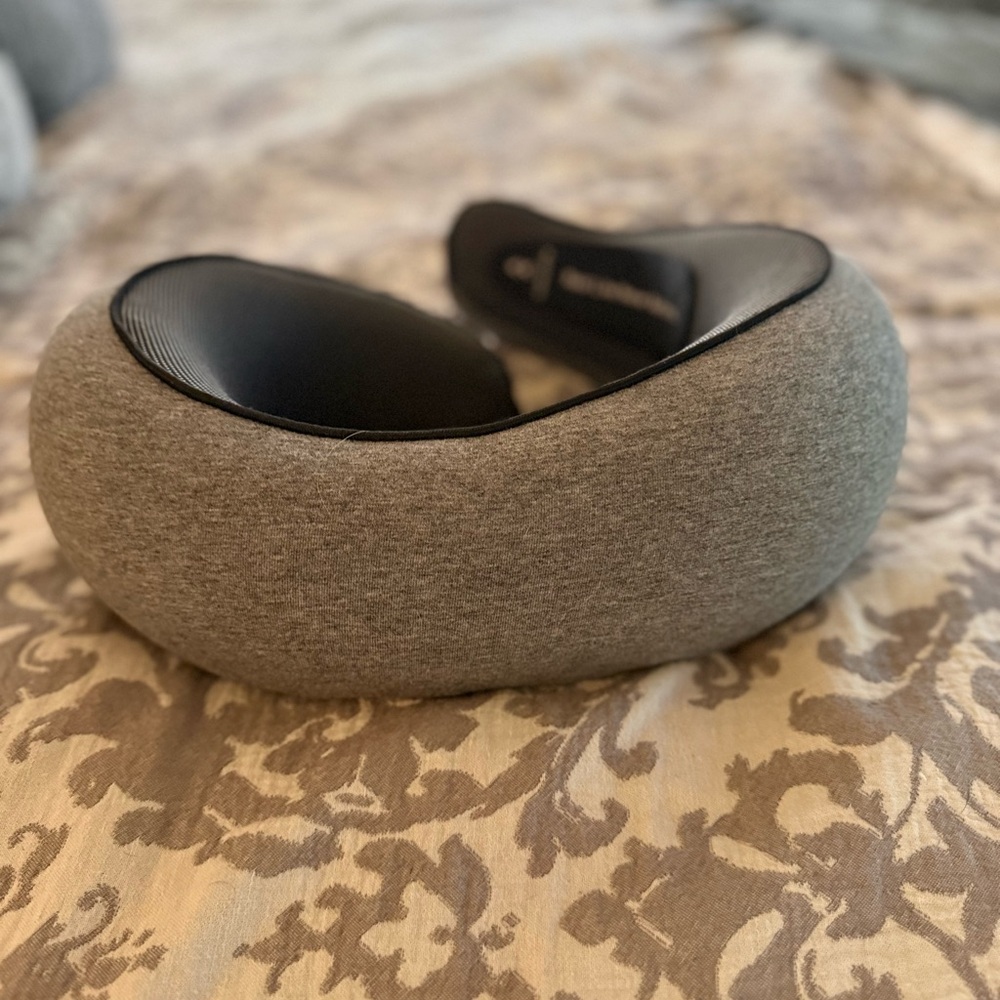 Fly Hugz Gray Travel Neck Pillow - Picture 3 of 6